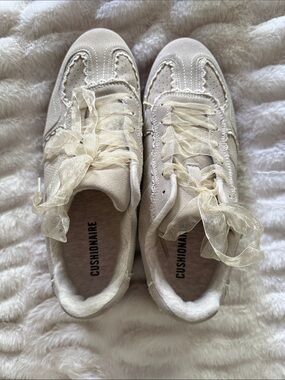 Cushionaire Off White Lace Sneakers Shoes With Ribbon Shoe Strings Size 9